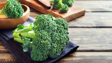 Suy giáp kiêng ăn gì? Những thực phẩm cần tránh để hỗ trợ điều trị hiệu quả