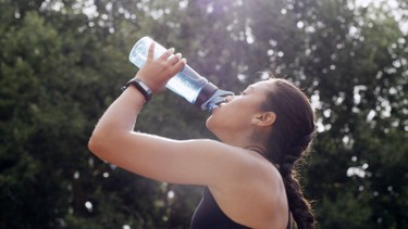 Tác hại của nước điện giải: Uống sai cách có thể gây nguy hiểm thế nào?