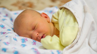 Tại sao mẹ nhóm máu O sinh con bị vàng da? Cách xử trí và phòng ngừa