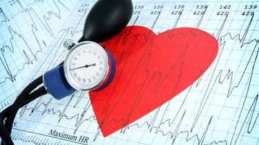 Tại sao uống rượu huyết áp lại giảm và những nguy cơ tiềm ẩn