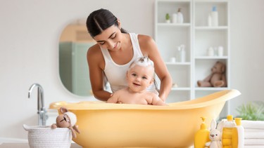 Tắm lá khế cho trẻ sơ sinh có tốt không? Những điều cha mẹ cần biết trước khi áp dụng