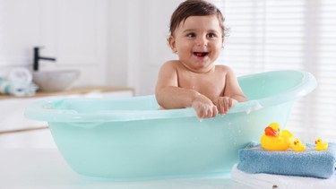 Tắm mướp đắng cho trẻ sơ sinh có tốt không? Lợi ích, rủi ro và cách tắm an toàn cho bé