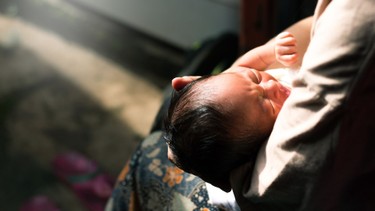 Tắm nắng cho trẻ sơ sinh: Thời điểm, cách thực hiện và lưu ý an toàn