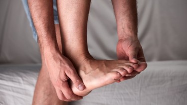 Tê bì chân tay là thiếu chất gì? Mức độ nguy hiểm và cách cải thiện