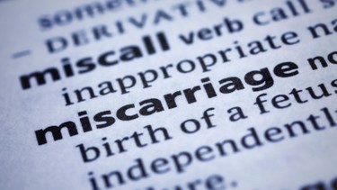 Thai ngừng phát triển bao lâu thì ra máu và có nguy hiểm không?