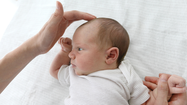 Thóp phồng ở trẻ sơ sinh có nguy hiểm không? Các bất thường ở thóp trẻ sơ sinh