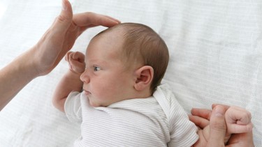 Thóp trẻ sơ sinh phập phồng có sao không? Dấu hiệu bình thường và cách chăm sóc 