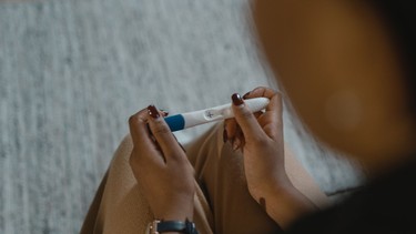 Thử que 2 vạch đậm thai chưa vào tử cung: Hiểu đúng để tránh nguy cơ
