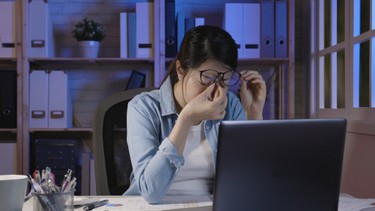 Thức khuya bị gì? Cảnh báo 6 hệ lụy nghiêm trọng cho sức khỏe