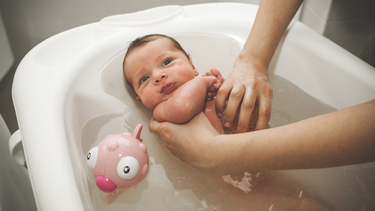 Hướng dẫn cách tắm cho trẻ sơ sinh an toàn và đúng cách cho bố mẹ
