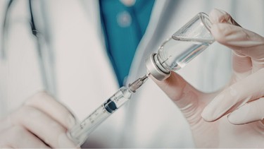 Tiêm một loại vắc xin phòng não mô cầu được không?