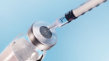Tiêm vắc xin và tiêm huyết thanh​ có gì khác nhau? Những lưu ý quan trọng cần biết