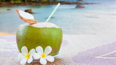 Tiểu đường uống nước dừa được không? Lợi ích và rủi ro cần biết