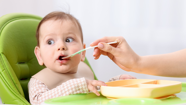 Trẻ 1 tuổi ăn được bánh kẹo gì? Gợi ý chọn đúng và an toàn cho bé