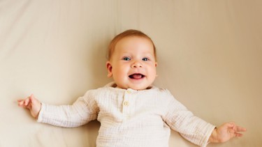 Trẻ 6 tháng đi ngoài mấy lần? Những yếu tố ảnh hưởng đến số lần đi ngoài