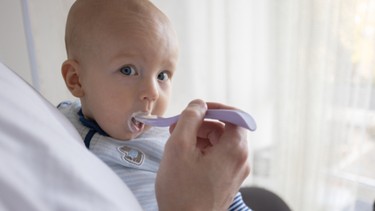Trẻ 7 tháng ăn được váng sữa không? Cách sử dụng an toàn và hiệu quả cho bé