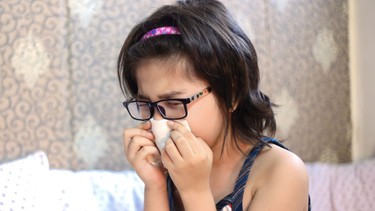 Trẻ bị cảm lạnh mùa đông phải làm sao?