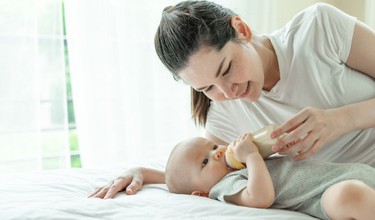 Trẻ bị ọc sữa có nên cho bú lại​ ngay hay không?