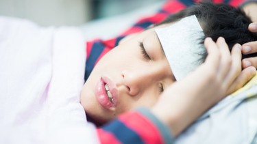 Trẻ bị sốt nên chườm nóng hay lạnh? Những lưu ý cần biết
