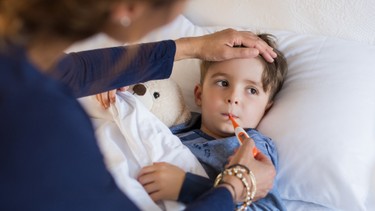 Trẻ bị sốt siêu vi có nên nằm máy lạnh? Một số thông tin cha mẹ cần lưu ý