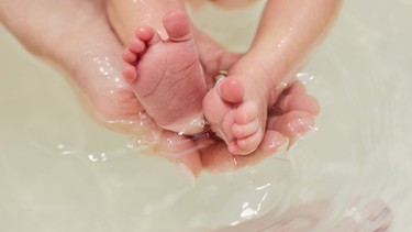 Trẻ bị tay chân miệng tắm lá gì? Những lưu ý cha mẹ cần biết