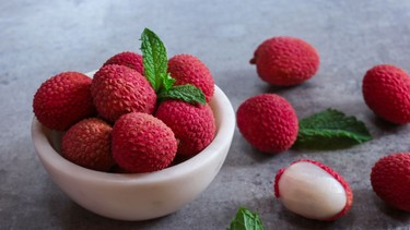 Trẻ em ăn vải có tốt không? Lợi ích và những lưu ý cha mẹ cần biết