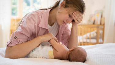 Trẻ ra mồ hôi trộm: Nguyên nhân và cách khắc phục hiệu quả?