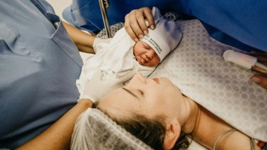 Trẻ sinh non nằm viện bao lâu thì được xuất viện?