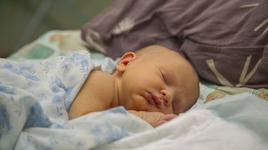 Trẻ sinh non vàng da có sao không? Điều trị như thế nào?