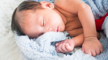 Trẻ sơ sinh 2 tháng tuổi nặng bao nhiêu kg? Những điều cha mẹ cần biết