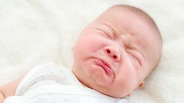Trẻ sơ sinh bị ọc sữa và thở khò khè có đáng lo không?
