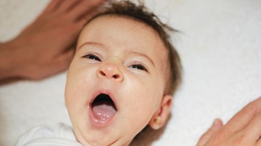 Trẻ sơ sinh hắt xì có phải bị lạnh không? Khi nào đưa trẻ đi khám?