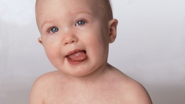 Trẻ sơ sinh hay lè lưỡi có sao không? Nguyên nhân và cách xử lý