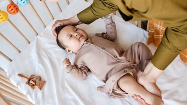 Trẻ sơ sinh khó ngủ: Nguyên nhân, dấu hiệu và cách khắc phục hiệu quả