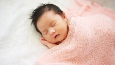 Trẻ sơ sinh nằm gối lõm được không? Giải đáp từ chuyên gia nhi khoa