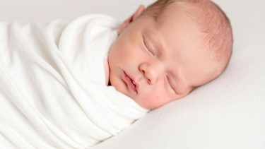 Trẻ sơ sinh nằm ngủ nghiêng đầu có sao không? Cha mẹ nên biết