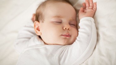 Trẻ sơ sinh ngủ nhiều không chịu dậy bú có đáng lo? Cha mẹ cần biết