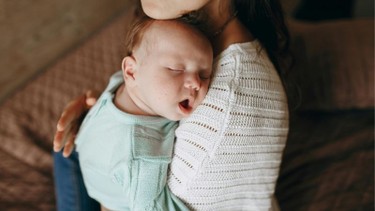 Vì sao trẻ sơ sinh nôn ra dịch vàng? Có nguy hiểm không?