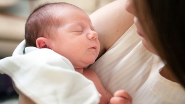 Trẻ sơ sinh tháng đầu tăng bao nhiêu kg? Những điều cha mẹ cần biết
