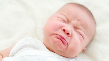 Trẻ sơ sinh thức liền 5 tiếng: Có đáng lo không?