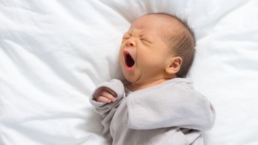 Trẻ sơ sinh vặn mình khó ngủ: Nguyên nhân và cách khắc phục hiệu quả