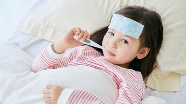 Trẻ sốt cao liên tục do đâu? Cách xử trí như thế nào?