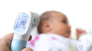 Trẻ sốt mọc răng 39 độ có sao không? Dấu hiệu và cách xử lý đúng cách