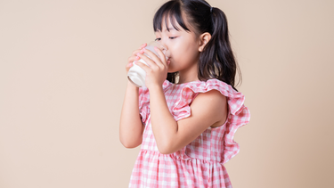 Trẻ uống sữa tươi ban đêm có tốt không? Lợi ích và những lưu ý quan trọng