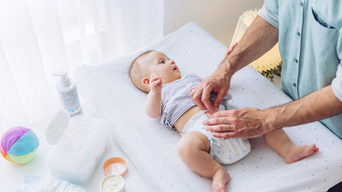 Trẻ sơ sinh đi phân lỏng có phải tiêu chảy? Cách nhận biết và xử trí phù hợp
