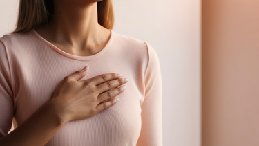 Trong ngực có cục cứng không đau là gì? Những điều cần lưu ý