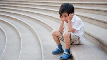 Tự kỷ thoái lui là gì? Dấu hiệu cha mẹ cần lưu ý