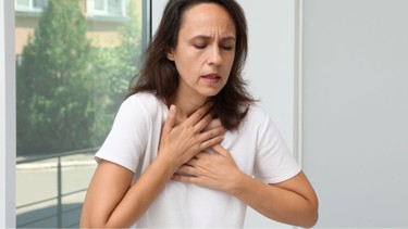Tức ngực khó thở nên làm gì? Nguyên nhân và cách phòng ngừa