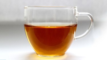 Tụt huyết áp có nên uống trà đường? Vì sao không nên lạm dụng?