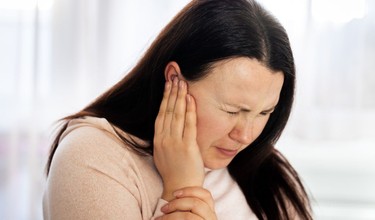 Tự nhiên bị ù tai phải làm sao? Ù tai có nguy hiểm không?
